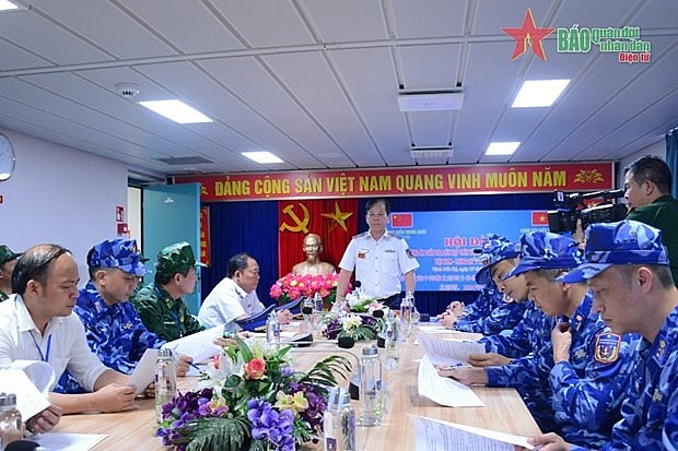 Commander of the Vietnam Coast Guard Region 1 Col. Tran Van Tho assigns tasks to Vietnamese officers joining the joint patrol. (Photo: qdnd.vn)