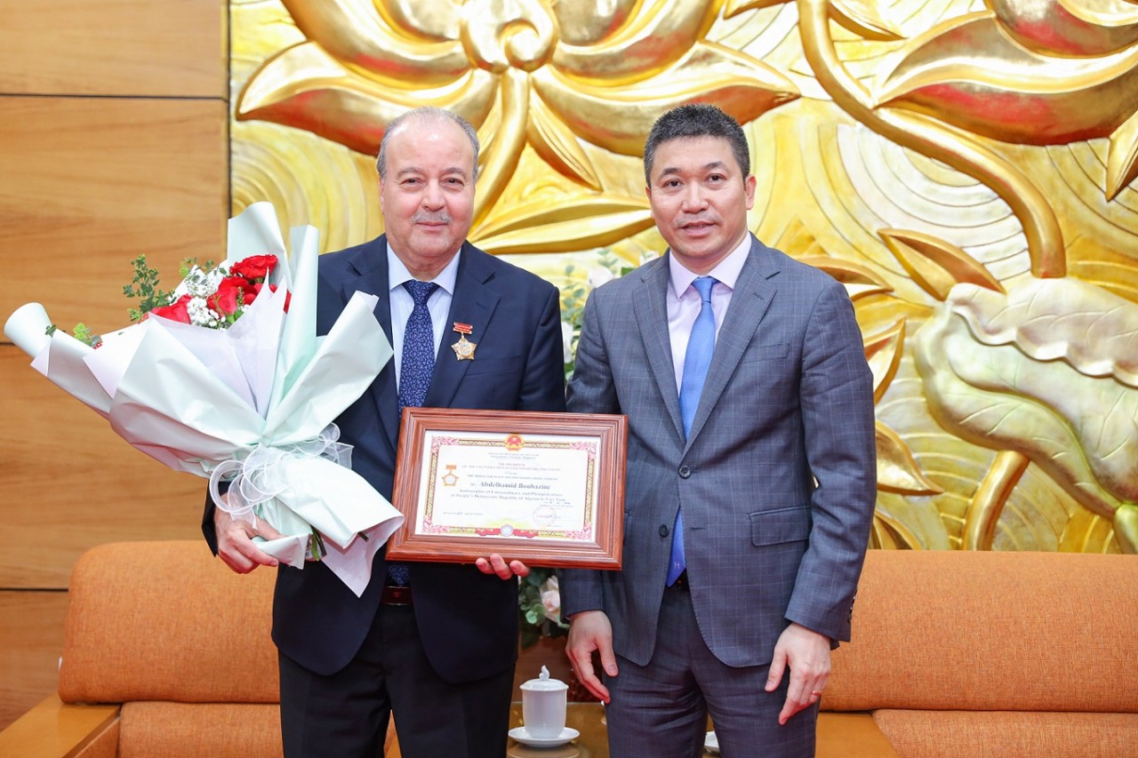 Recognize Algerian Ambassador of to Vietnam's Contributions in Boosting People-to-people Relations
