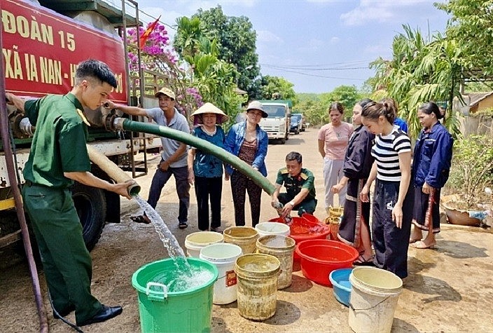 Soldiers mobilize water trucks to deliver water to residents in the border areas of Gia Lai Province during the peak drought period. Photo: VNA