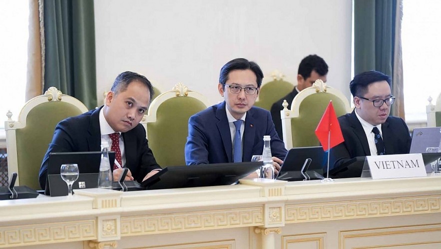 Deputy Minister of Foreign Affairs Do Hung Viet (C) and other Vietnamese officials at the 20th ASEAN-Russia Senior Officials’ Meeting in St. Petersburg on April 26. (Photo: MOFA)