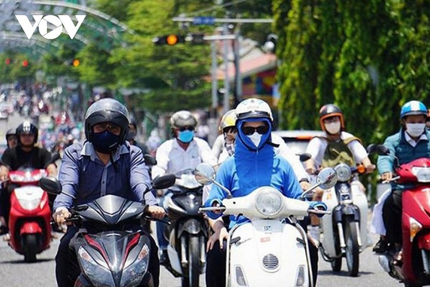 Outdoor temperatures in Hanoi at noon on April 27 may rise to 43-45 degrees Celsius, several degrees more than the temperatures recorded at weather stations.