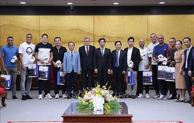 At the meeting between Da Nang leaders and Brazilian Ambassador Marco Farani and visiting football legends on April 27. (Photo: VNA)