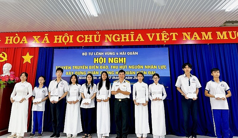 Naval Region 4 Provides Information about Sea and Islands to Students in Ninh Thuan