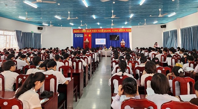 Naval Region 4 Provides Information about Sea and Islands to Students in Ninh Thuan