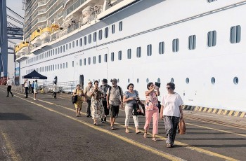 Cruise Tourism Flourishes On Reunification Day Holiday In Vietnam