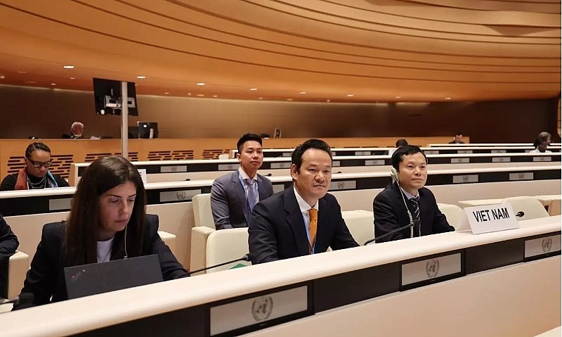 Ambassador Mai Phan Dung (middle), Permanent Representative of Vietnam to the United Nations (UN), World Trade Organisation (WTO), and other international organisations at the session.