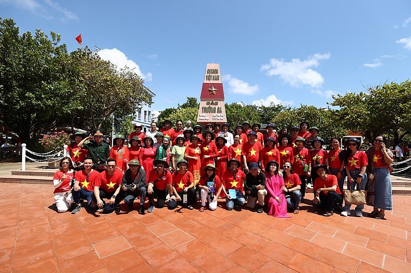 70 OVs Visit Truong Sa, DK-I rig on the 49th Anniversary of National Reunification