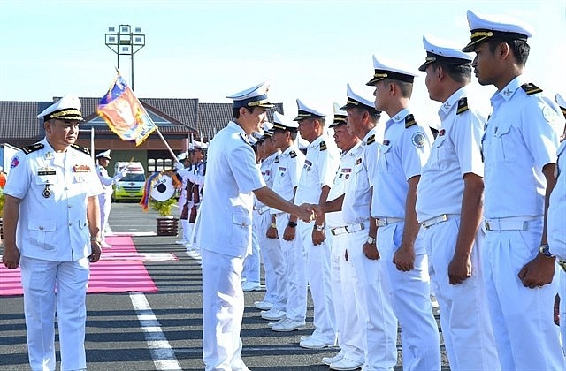 Leaders of Cambodia's Ream Naval Base welcome Việt Nam's Naval Region 5 soldiers in the port city of Sihanoukville.