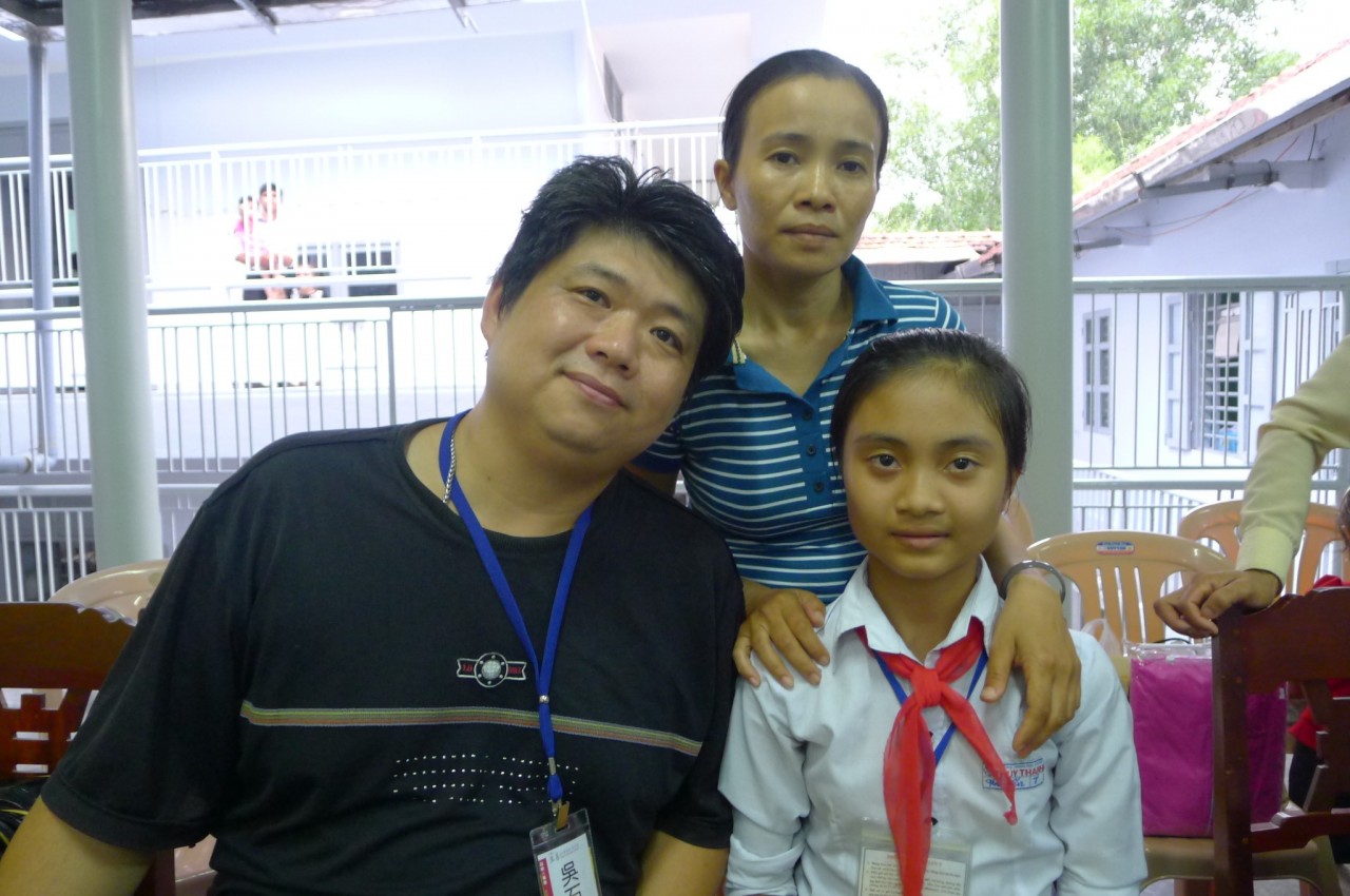 Do Thi Hai Yen with her adoptive father (black shirt) and biological mother. (Photo: Zhi Shan Foundation)
