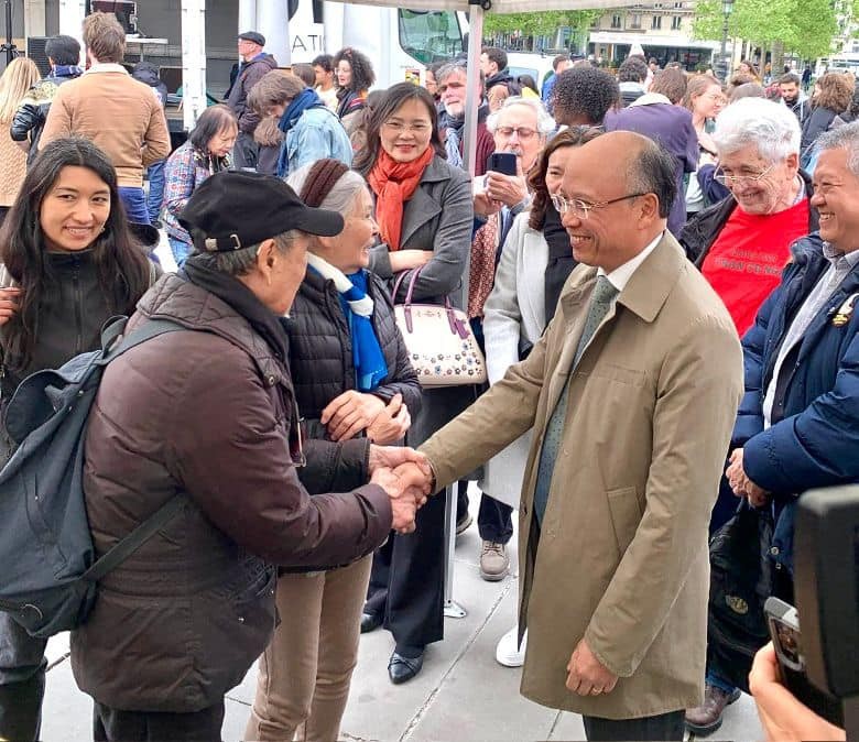 Overseas Vietnamese, French People Take to The Streets in Support of Tran To Nga’s Agent Orange Lawsuit