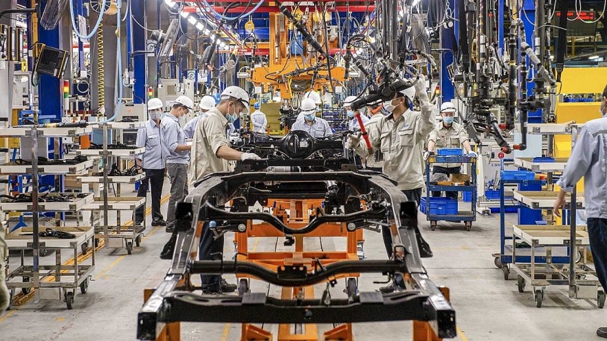 At a car assembly production line in Vietnam (Photo: tapchicongthuong.vn)