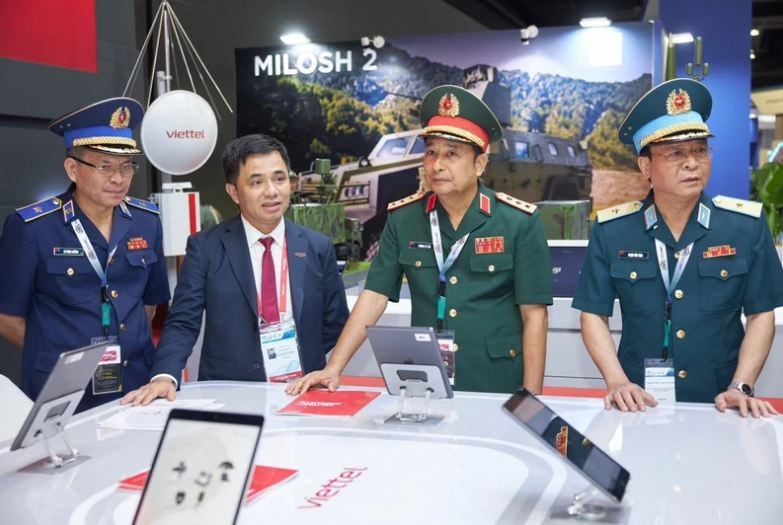 Senior Lieutenant General Phung Si Tan and delegates visit the exhibition booth of the Military Industry and Telecoms Group (Viettel). Photo: MOD