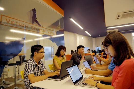Experts: Vietnamese Government Provides Continuous Support for High-tech Companies