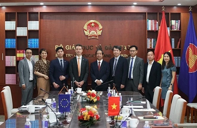 Minister of Education and Training Nguyen Kim Son (fifth from right), EU Ambassador Julien Guerrier (fourth from left) and other officials pose for a group photo at the working session.