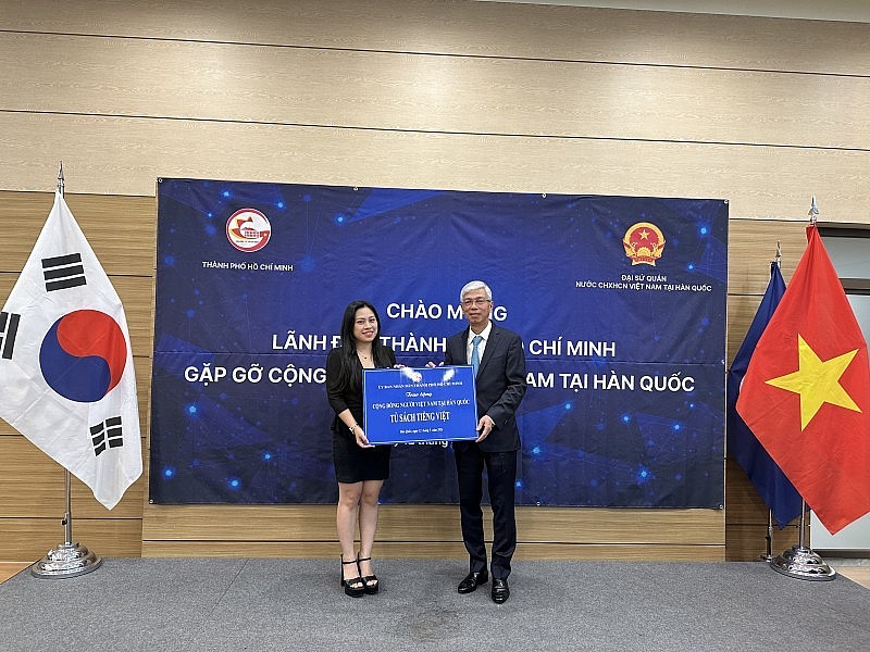 Ho Chi Minh City Authority Presented Bookcase to Vietnamese Community in South Korea