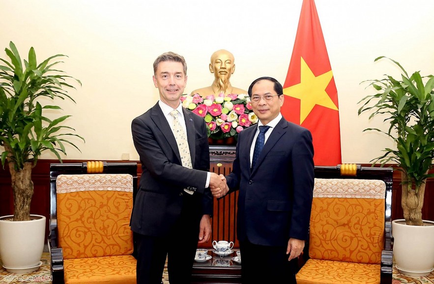Minister of Foreign Affairs Bui Thanh Son and Ambassador of the European Union Julien Guerrier. (Photo: Quang Hoa)