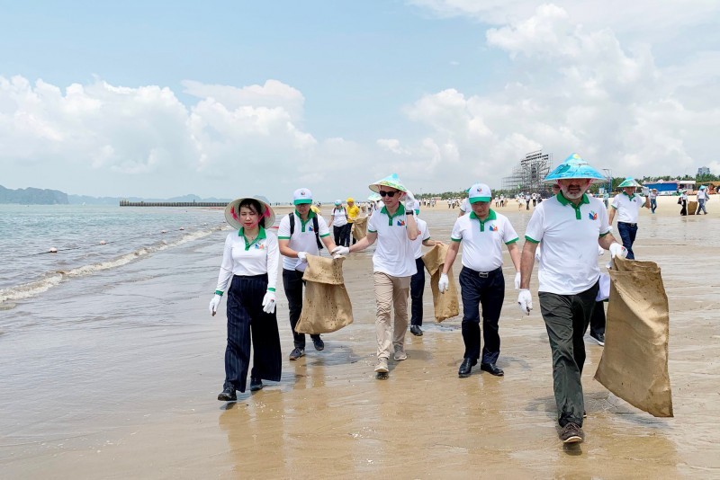 Nearly 200 delegates took part in garbage pick-up and collection operations along Bai Chay Beach and in Ha Long Bay (photo: Ministry of Natural Resources and Environment).