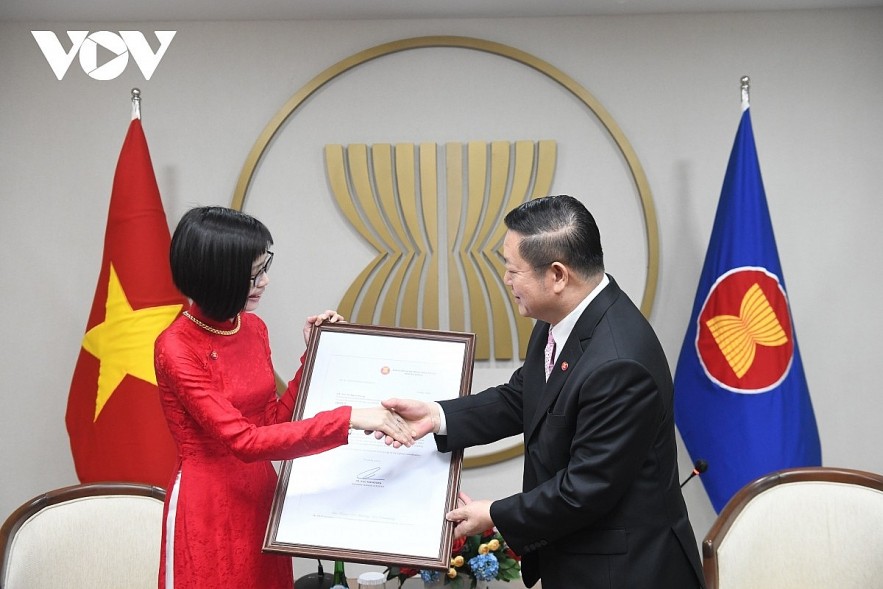 Ton Thi Ngoc Huong, the new ambassador and permanent representative of Vietnam presents her credentials to ASEAN Secretary-General Kao Kim Hourn.