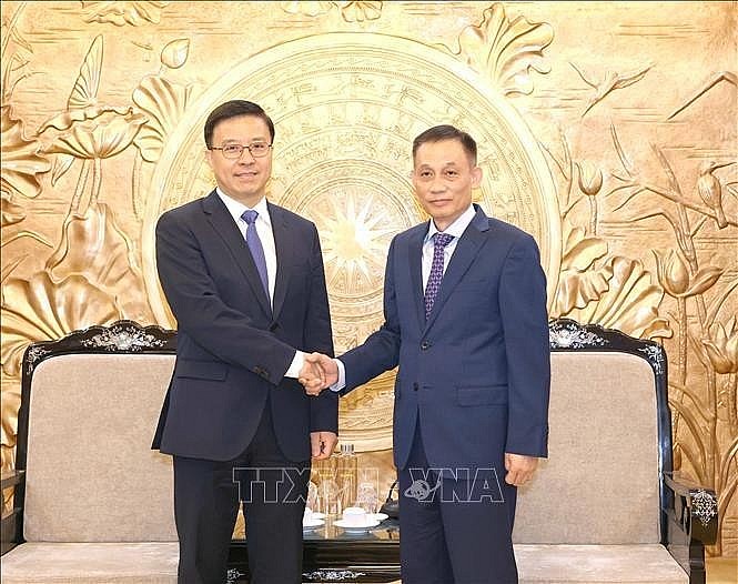 Secretary of the Communist Party of Vietnam (CPV) Central Committee and Chairman of the CPV Central Committee's Commission for External Relations Le Hoai Trung (R) and Assistant Minister of the Communist Party of China (CPC) Central Committee’s International Department Zhao Shitong at their meeting in Hanoi on May 13. (Photo: VNA)