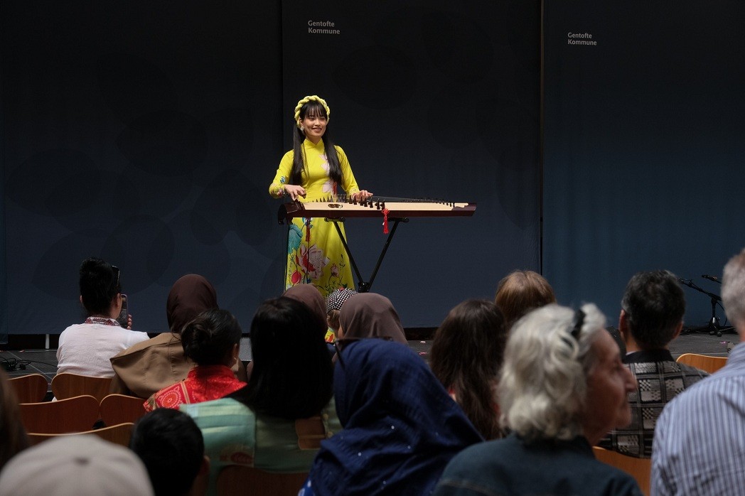 The zither performance by artist Dieu Ly, an overseas Vietnamese in Denmark, received cheers from the audience.
