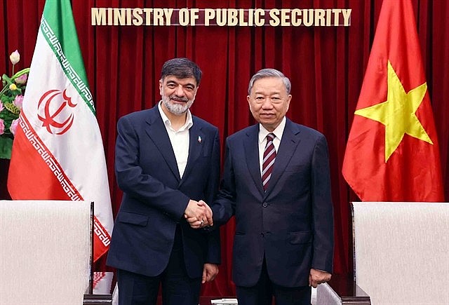 Minister of Public Security General Tô Lâm (right) and Iran's Law Enforcement Commander Brigadier General Ahmad Reza Radan at the meeting on Tuesday in Hanoi. Photo: VNS