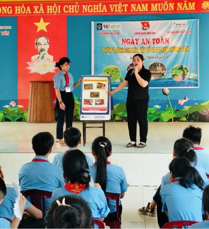 RENEW Communicates on Mine Accident Prevention for Students in Quang Tri and Quang Ngai