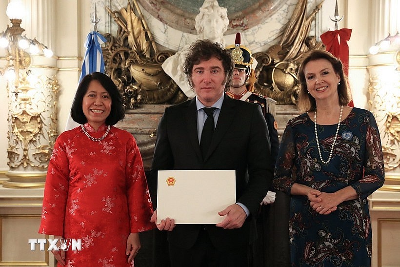 President of Argentina, Javier Milei, received credentials from Vietnamese Ambassador, Ngo Minh Nguyet, in the presence of Foreign Minister, Diana Mondino. Photo: VNA