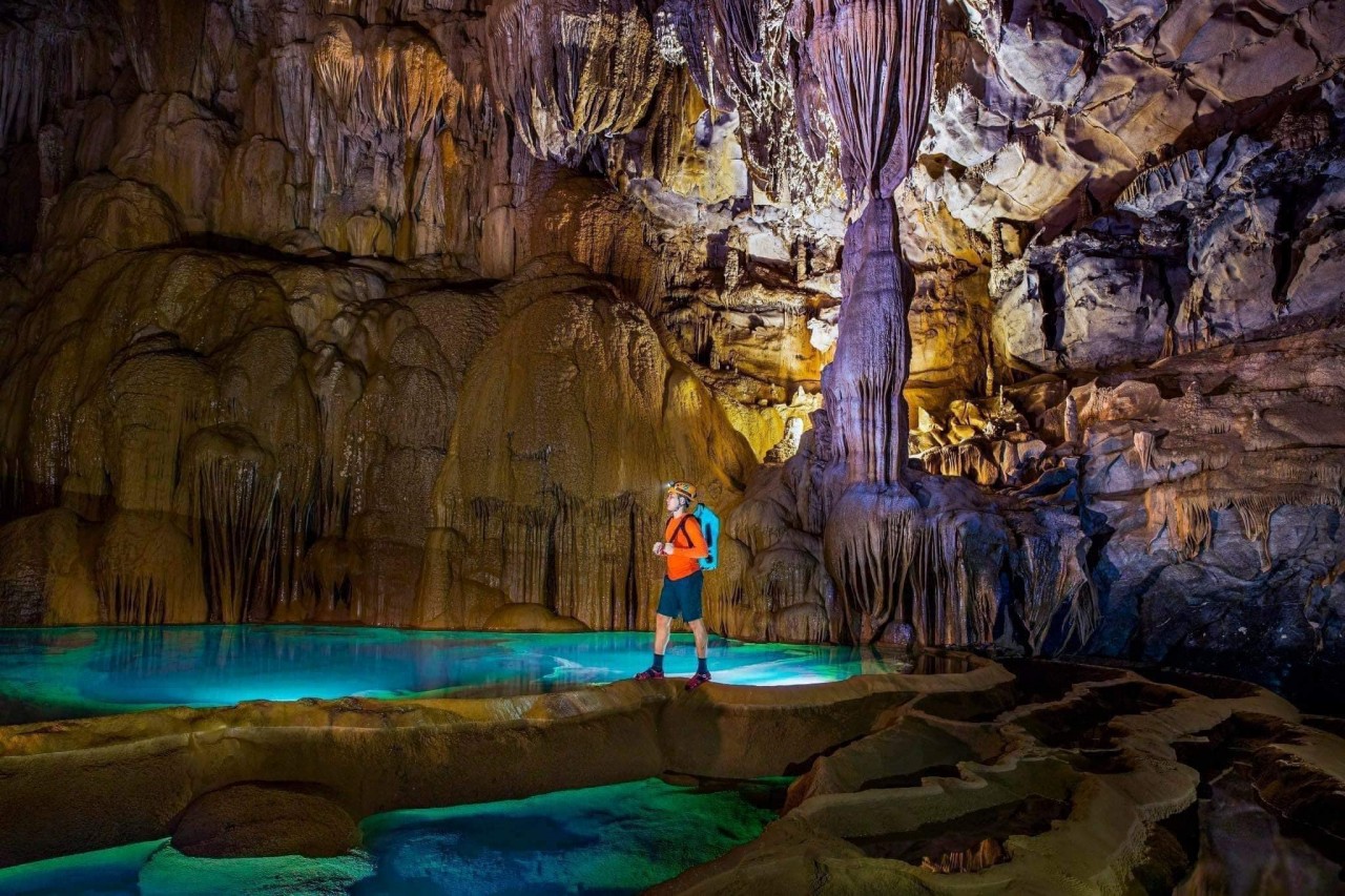 'Floating' Lake Discovered in Quang Binh Province's Cave