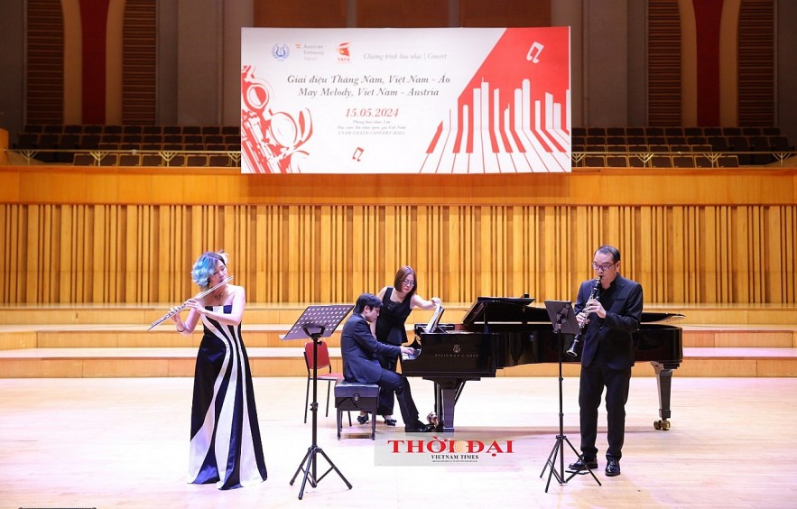 Vietnamese Audience Introduced to Austrian Folk Music Performed on the Clarinet