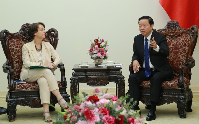 Deputy Prime Minister Tran Hong Ha discussed with Ms. Marie-Hélène Loison, Deputy General Director of the French Development Agency (AFD), on the afternoon of May 17 - Photo: VGP/Minh Khoi