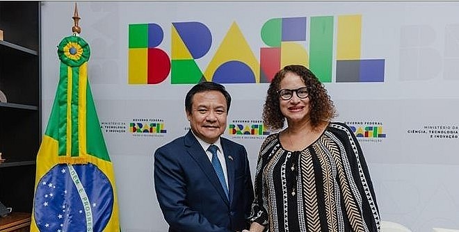 Vietnamese Ambassador to Brazil Bui Van Nghi (L) and Brazilian Minister of Science, Technology and Innovation Luciana Santos.