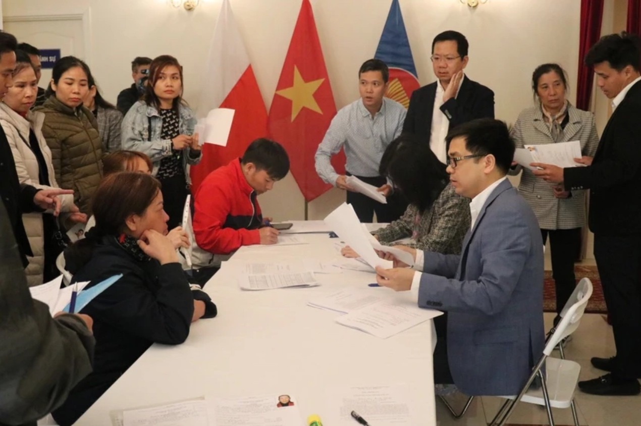 Vietnamese Embassy in Poland Supports People in Re-issuing Documents