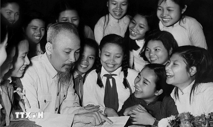 Schoolchildren of Trung Vuong school representing outstanding schoolchildren in Hanoi congratulated President Ho Chi Minh on his birthday on May 19, 1958 at the Presidential Palace (Photo: VNA)