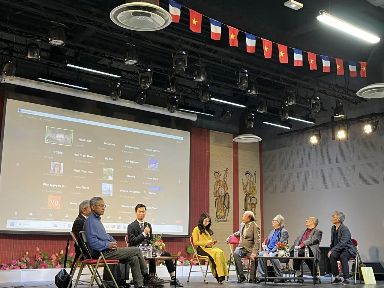 Vietnamese Intellect in France Gather to Share Life Experience with Young People