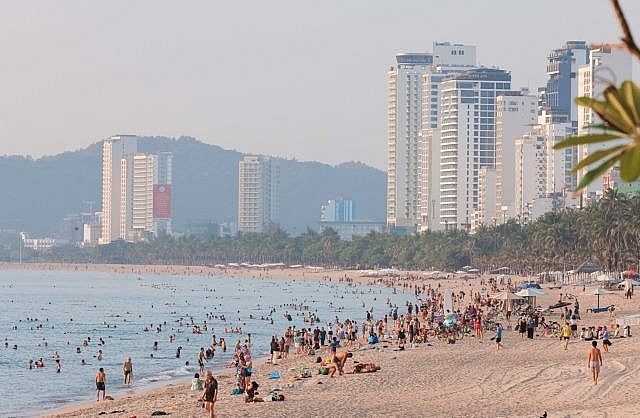 Tourists at Nha Trang beach in the central province of Khánh Hòa, which is expected to be very popular during the upcoming summer holiday season. — VNA/VNS Photo