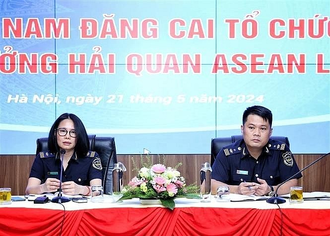 Nguyen Thi Viet Nga (left), Deputy Director of the Department for International Cooperation under the General Department of Vietnam Customs, speaks at the press conference in Hanoi on May 21. (Photo: VNA)