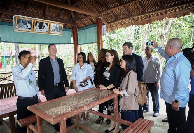 The delegation visited the residence and working place of the Ambassador of the Republic of Cuba at the relic site of the Provisional Revolutionary Government of the Republic of South Vietnam. (Photo: VNA). 