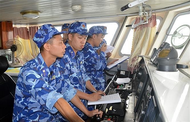 Commander of the Vietnam Coast Guard patrol force holds a phone call with the China Coast Guard patrol force. (Photo: VNA)