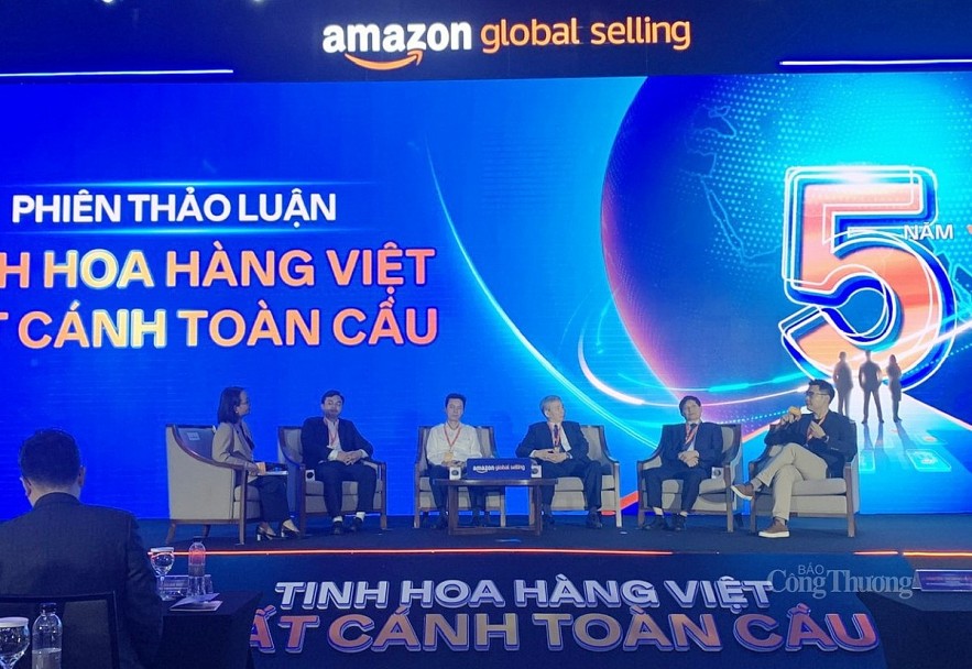 A panel session with the participation of representatives of craft associations, industries, businesses and experts in the field of cross-border e-commerce. (Photo: Minh Nguyet)