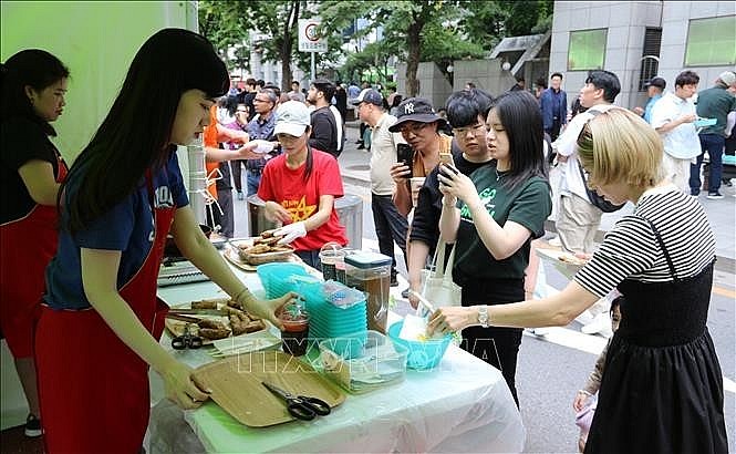 At the Vietnam’s food booth within the 2024 Seoul Friendship Festival. (Photo: VNA)