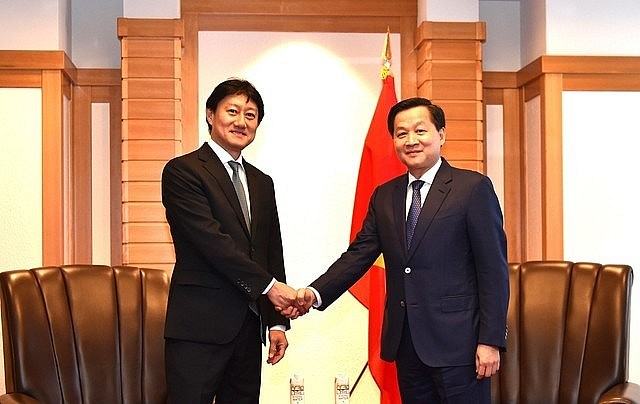 Vietnamese Deputy PM Le Minh Khai (R) and MOECO CEO Hidenori Harada (Photo: VGP)