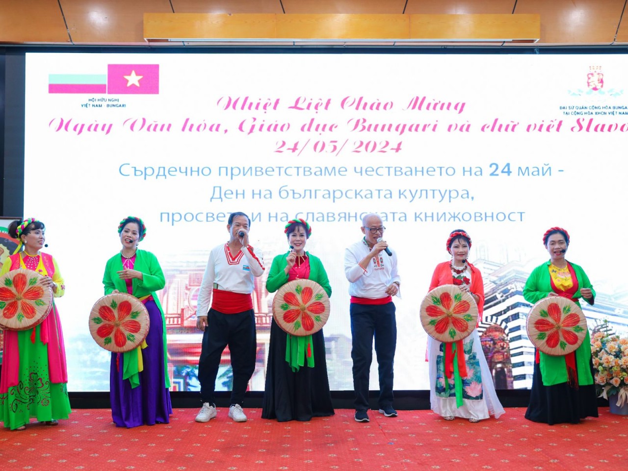Vietnam - Bulgaria performance at the event (Photo: Dinh Hoa)