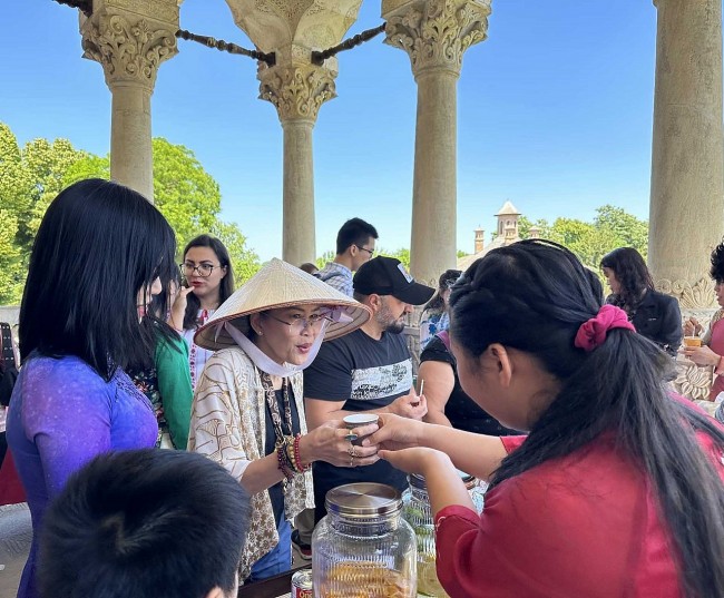 Vietnamese Embassy Serves Viet Coffee in Romania's Mogosoaia Castle