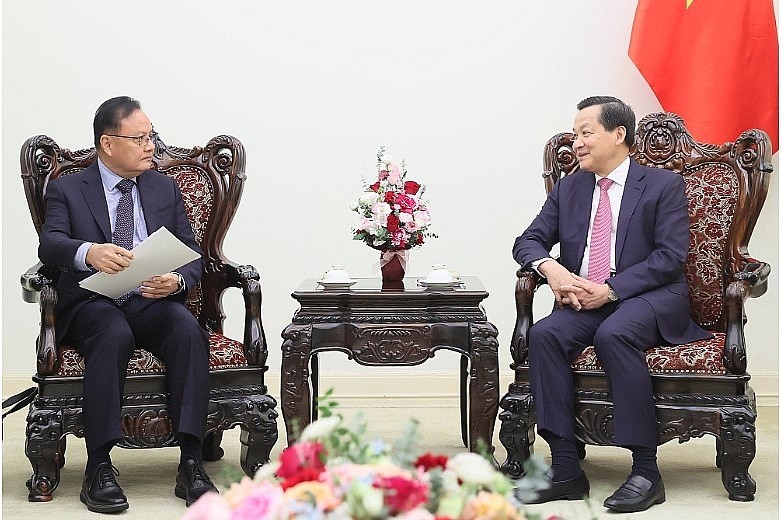 Deputy Prime Minister Le Minh Khai (R) and Lao Minister of Finance Santiphab Phomevihane (Photo: VGP)