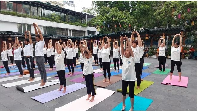 indian cultural exchange festival hanoians perform mass yoga try out sari