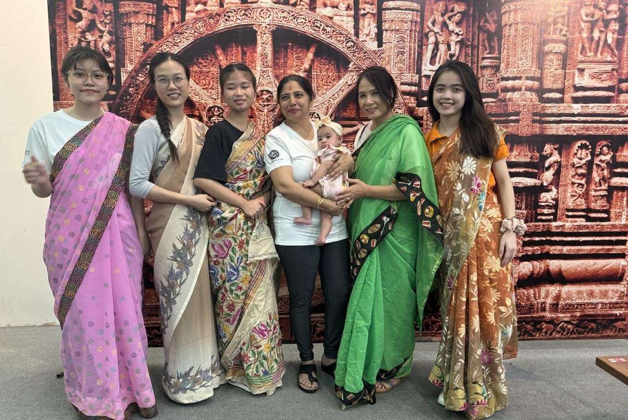 Indian Cultural Exchange Festival: Hanoians Perform Mass Yoga, Try-out Sari