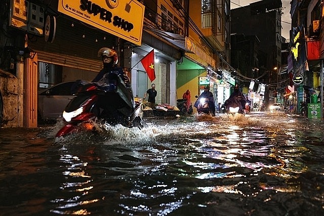 Heavy rain causes flooding on Bùi Xương Trạch Street, Thanh Xuân District. Photo: VNS