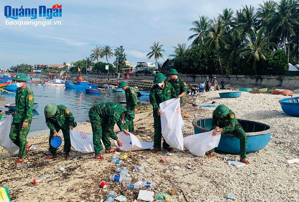 Ly Son Border Guard Station officers and soldiers collect waste along the coast of Dong An Vinh village.