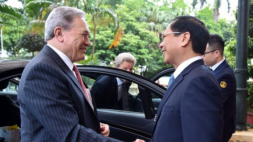 Vietnamese Minister of Foreign Affairs Bui Thanh Son welcomes his New Zealand counterpart Winston Peters in Hanoi on June 5. (Photo: MOFA)