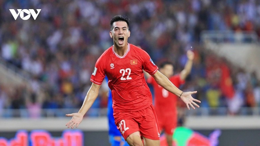 Vietnamese striker Tien Linh celebrates his goal into the Philippine net.